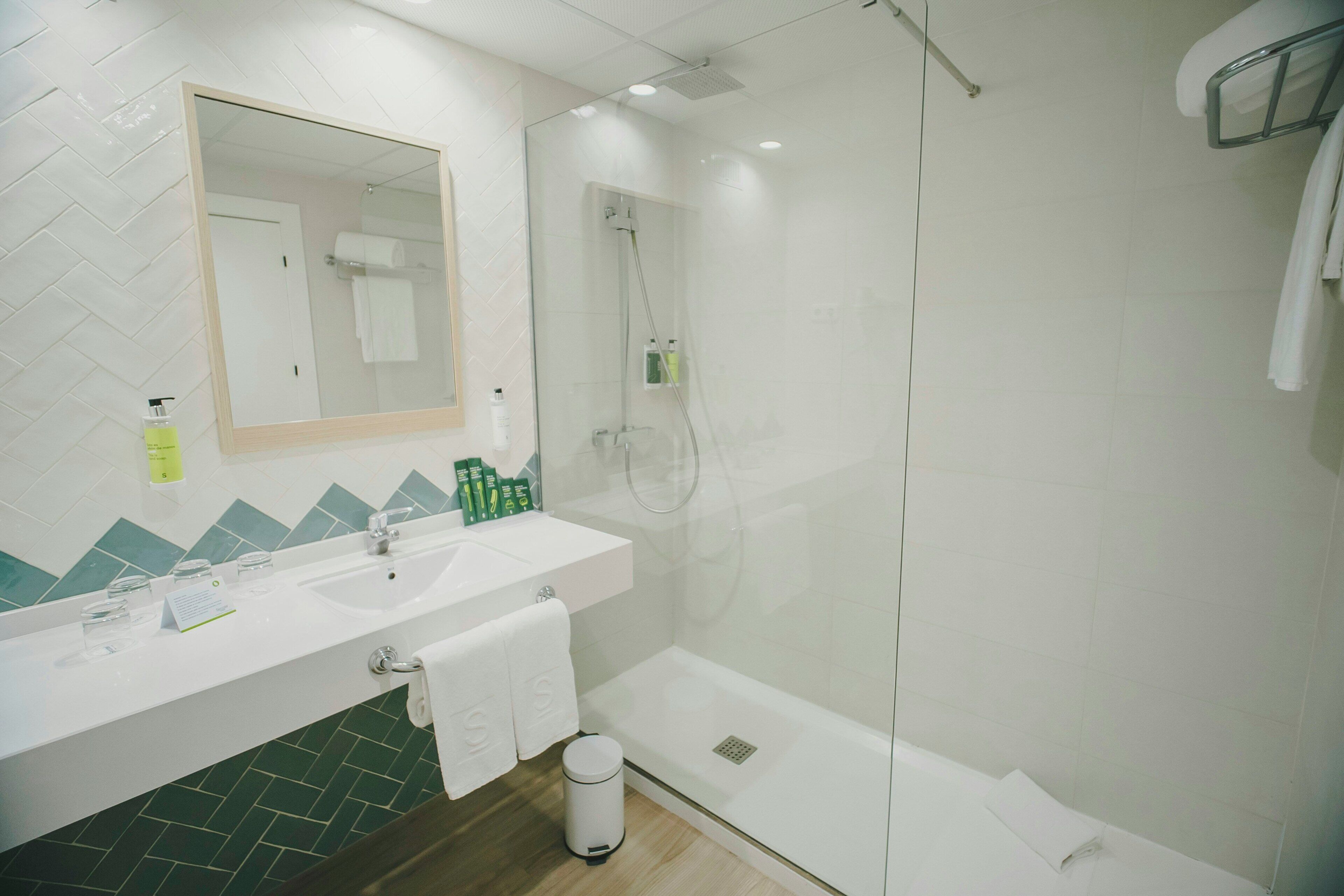 Douche, articles de toilette gratuits, sèche-cheveux