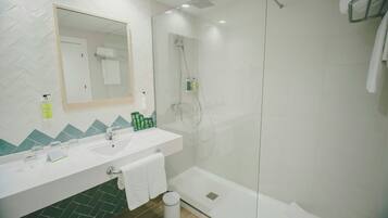 Douche, articles de toilette gratuits, sĂšche-cheveux