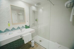 Shower, free toiletries, hair dryer, towels - Hotel Sercotel Carlos III (Cartagena)