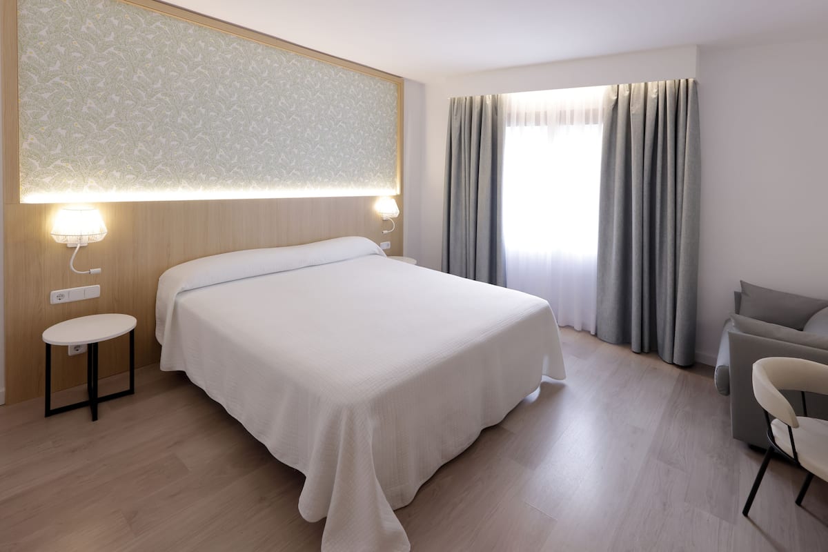 Chambre double (King Size) | Minibar, coffre-fort, bureau, système d’insonorisation
