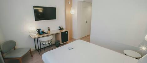 Habitación individual | Minibar, caja de seguridad en la habitación y escritorio