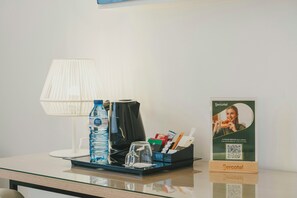 Minibar, in-room safe, desk, soundproofing - Hotel Sercotel Carlos III (Cartagena)