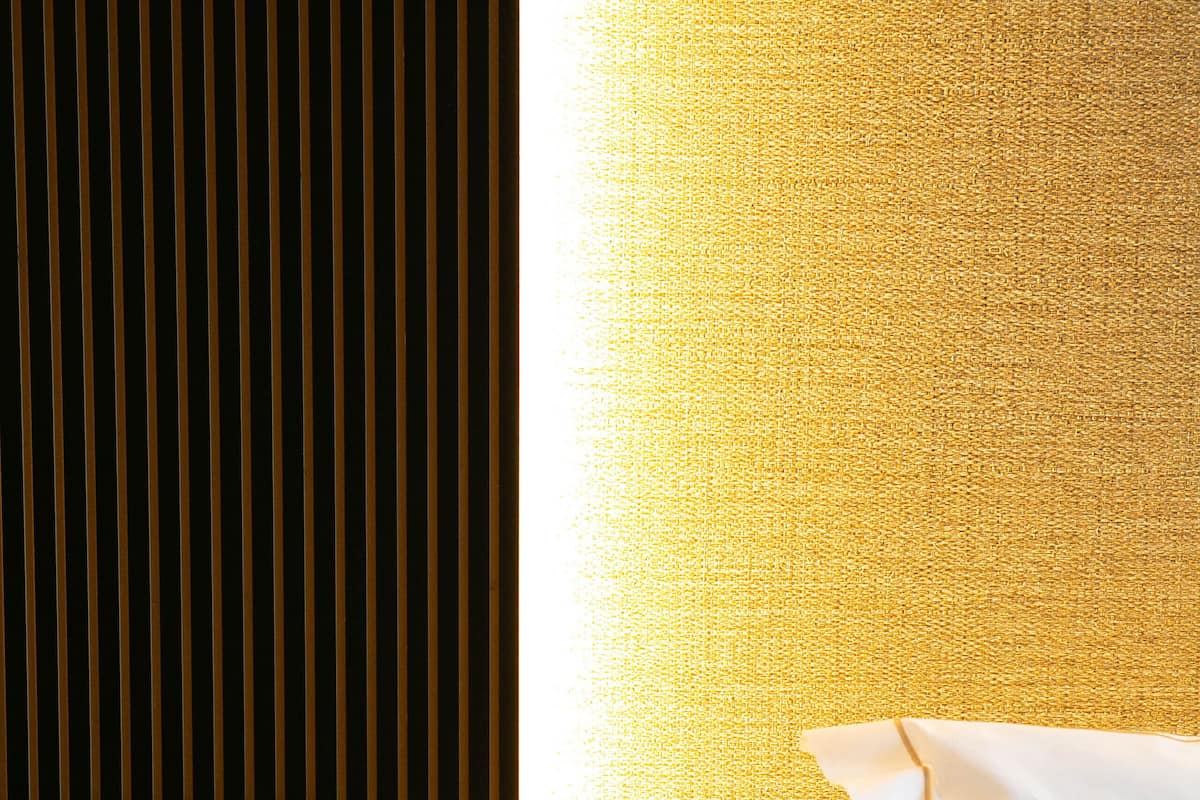 Een minibar, een kluis op de kamer, een bureau, verduisterende gordijnen