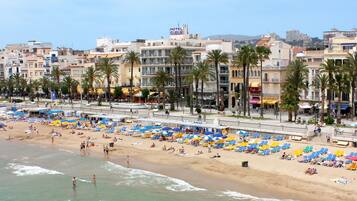Beach nearby, white sand, beach bar