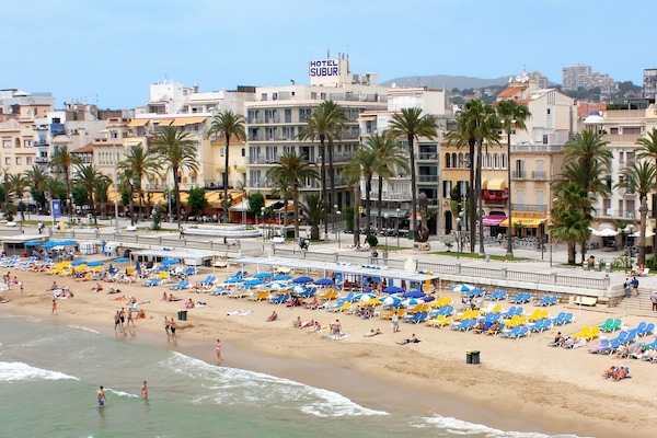Beach nearby, white sand, beach bar
