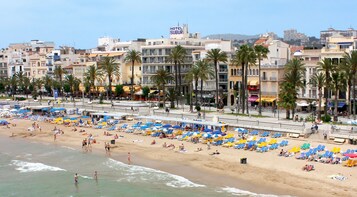 Beach nearby, white sand, beach bar