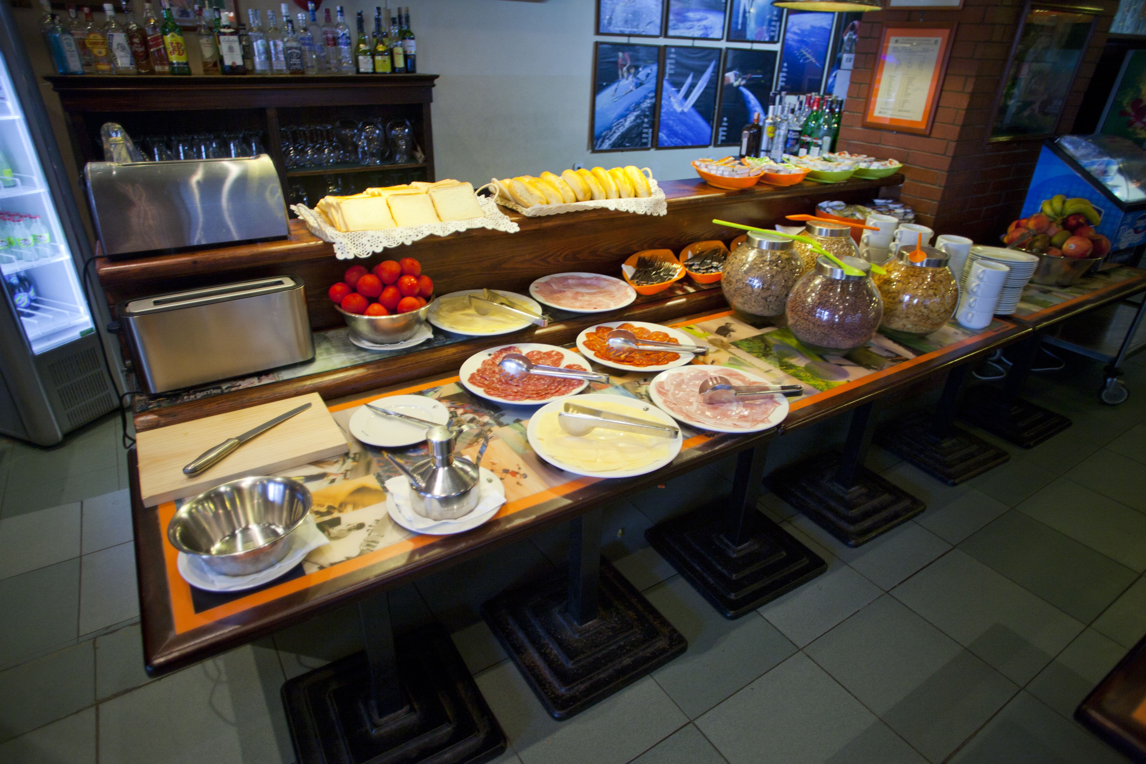 Ein Buffet mit verschiedenen Speisen und Beilagen.