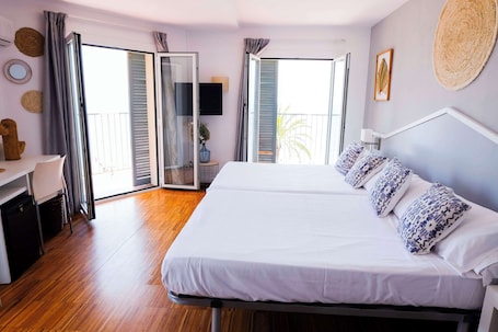 Down comforters, in-room safe, desk, laptop workspace. Hotel Subur