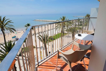 Cubrecamas, caja de seguridad en la habitación y escritorio . Hotel Subur