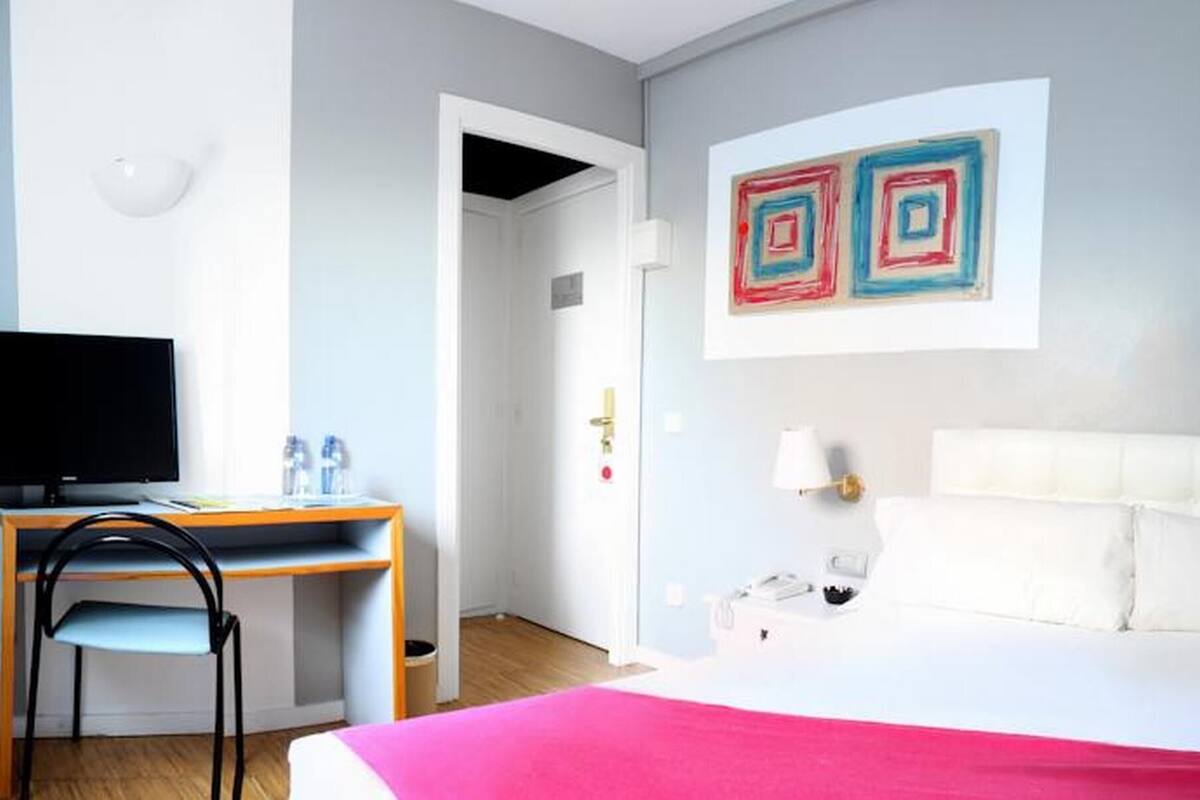 Down comforters, in-room safe, desk, laptop workspace