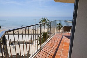 A balcony with a view of a beach and the sea. - Hotel Subur (Sitges)