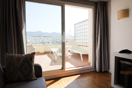 Atico | Living area | 40-inch flat-screen TV with cable channels, TV. Hotel Subur
