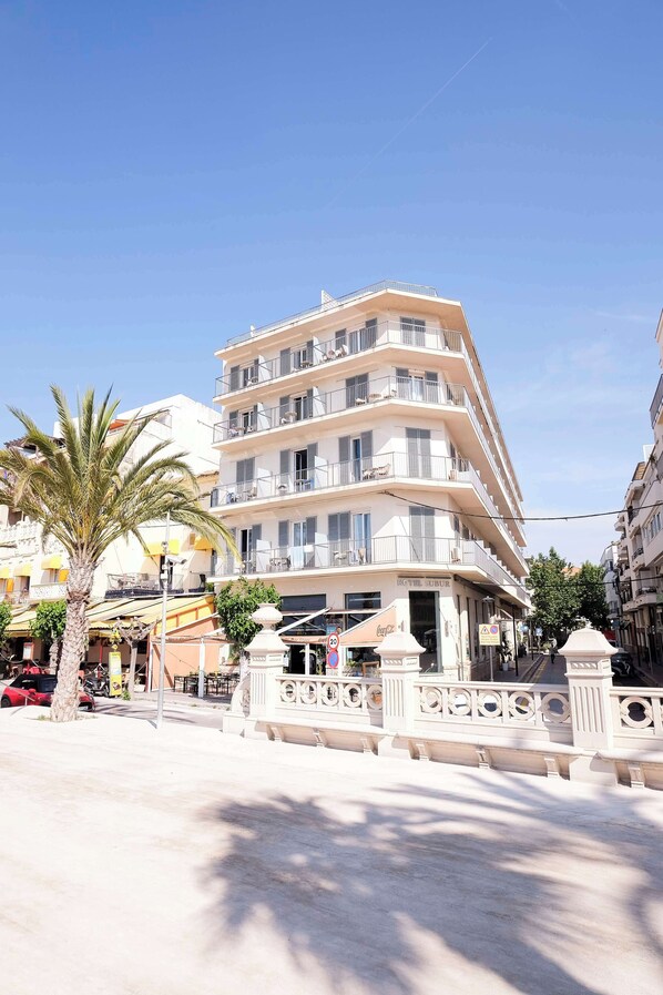 المنشأة من الخارج