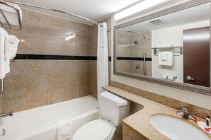 Ducha y bañera combinadas y artículos de higiene personal gratuitos