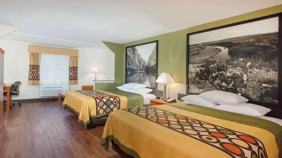 Super 8 by Wyndham Beaumont I-10 South/College St