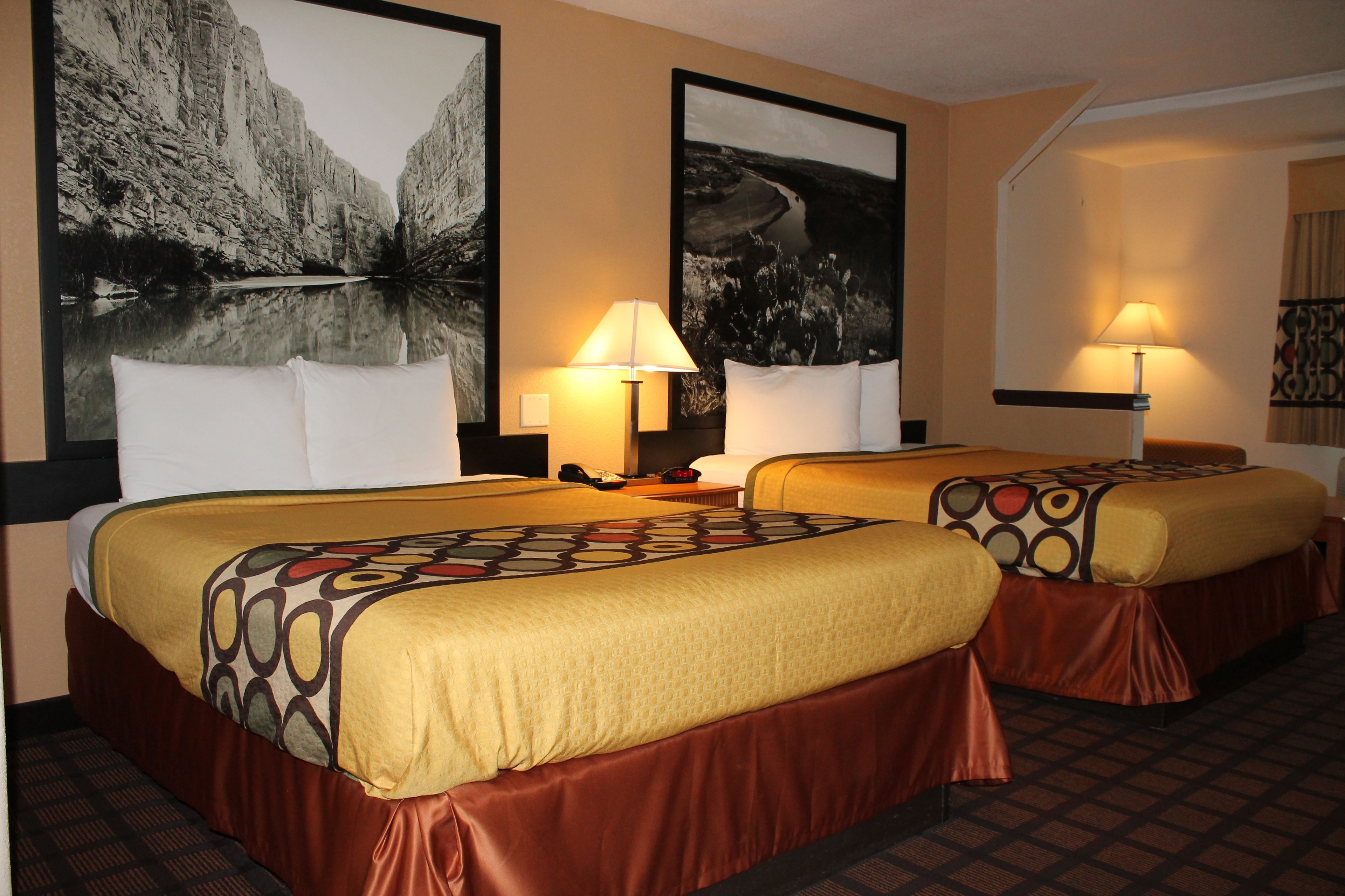 Super 8 by Wyndham Beaumont I-10 / College Street