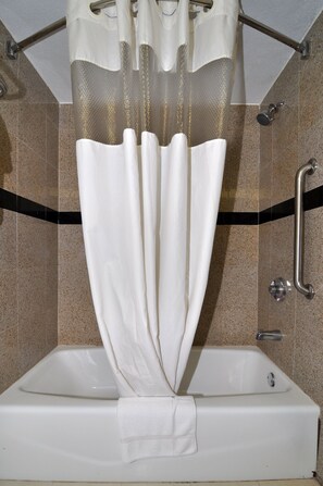 Ensemble douche/baignoire, articles de toilette gratuits, sèche-cheveux