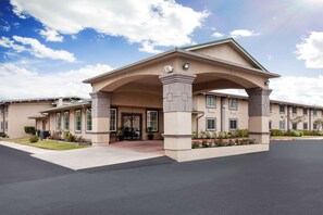 Exterior - Super 8 by Wyndham Beaumont I-10 South/College St (Beaumont)