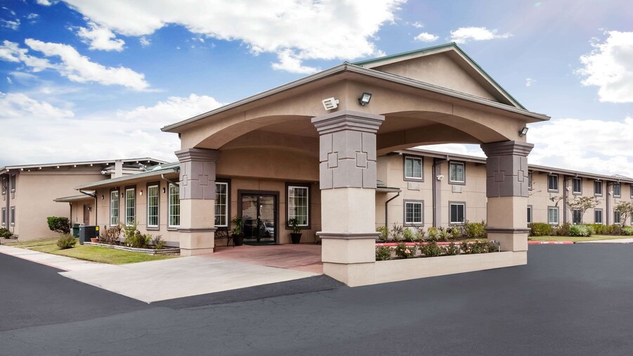 Super 8 by Wyndham Beaumont I-10 South/College St