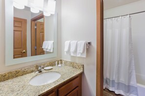 Combined shower/bathtub, free toiletries, hair dryer, towels - TownePlace Suites by Marriott -Minneapolis West/StLouis Park (St. Louis Park)