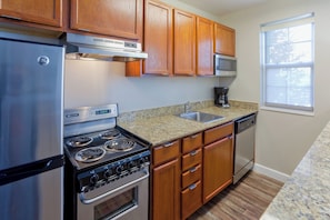 Fridge, microwave, stovetop, dishwasher