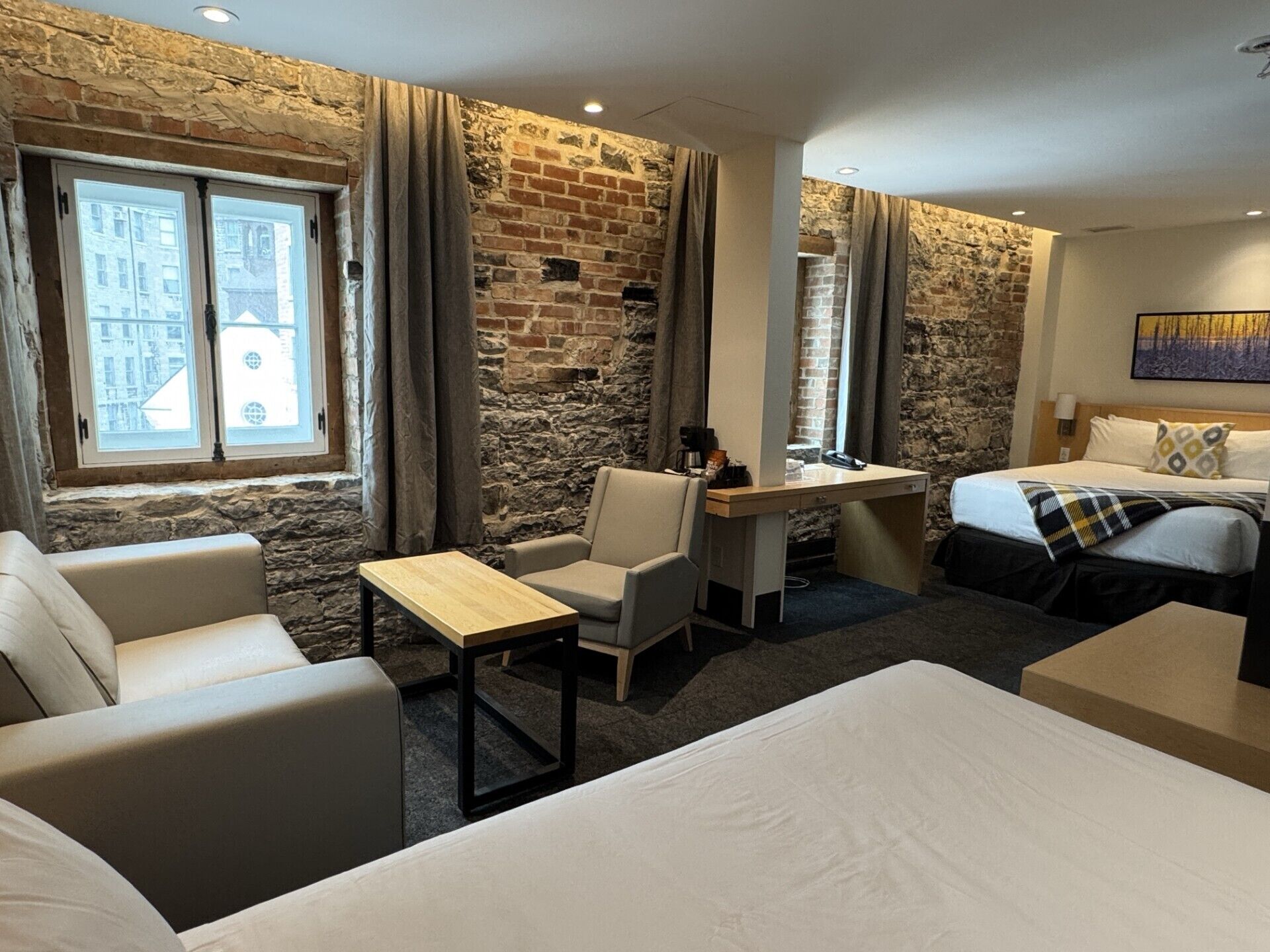 Habitación superior, 2 camas de matrimonio | Ropa de cama de alta calidad y colchones con acolchado adicional