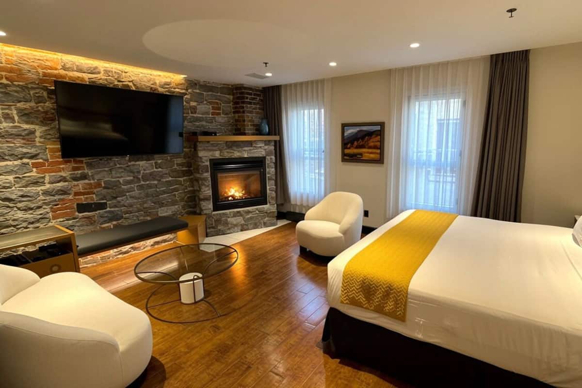 Deluxe Room, 1 King Bed, Fireplace | Premium bedding, pillowtop beds, in-room safe, blackout drapes