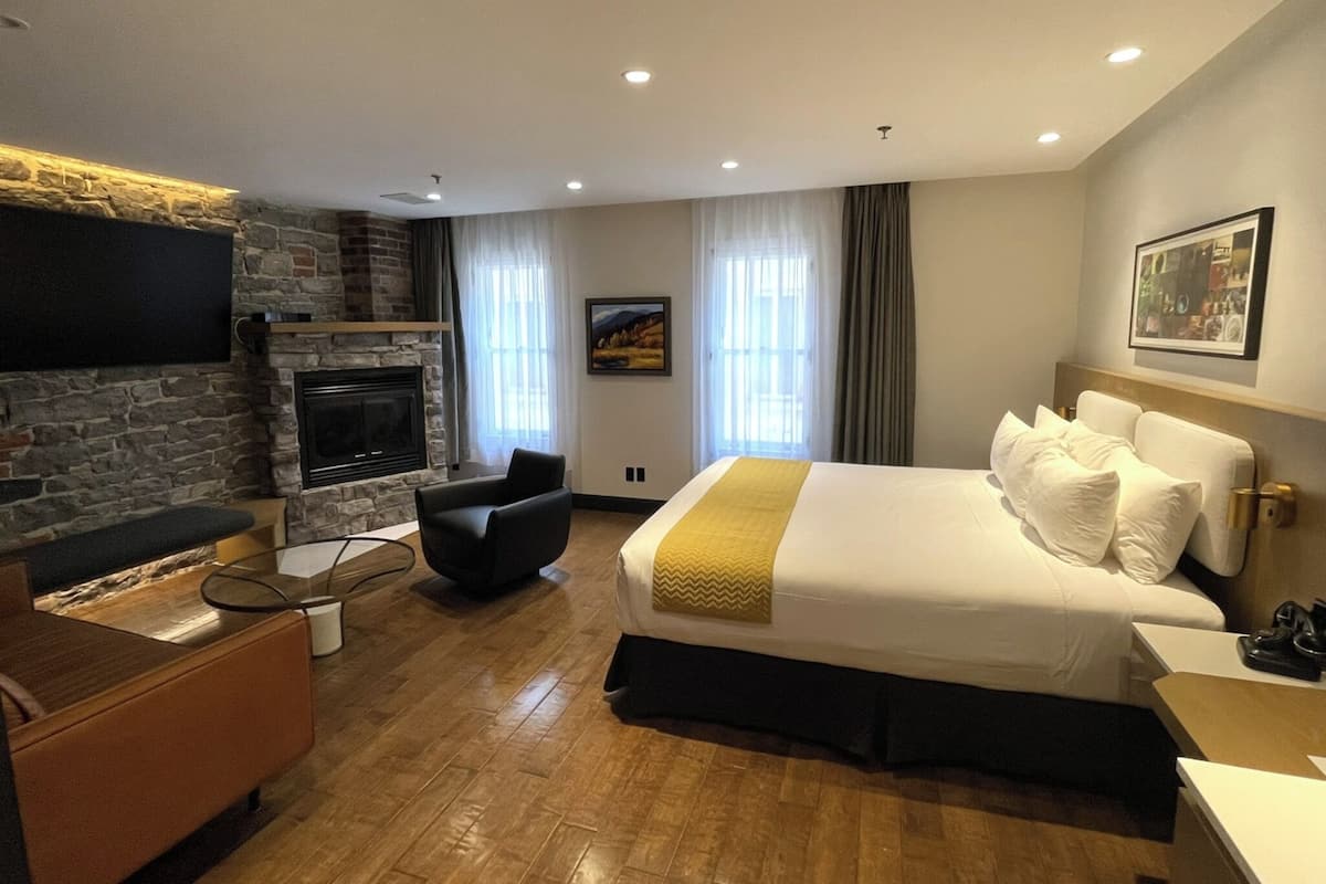 Deluxe King - One King Bed
