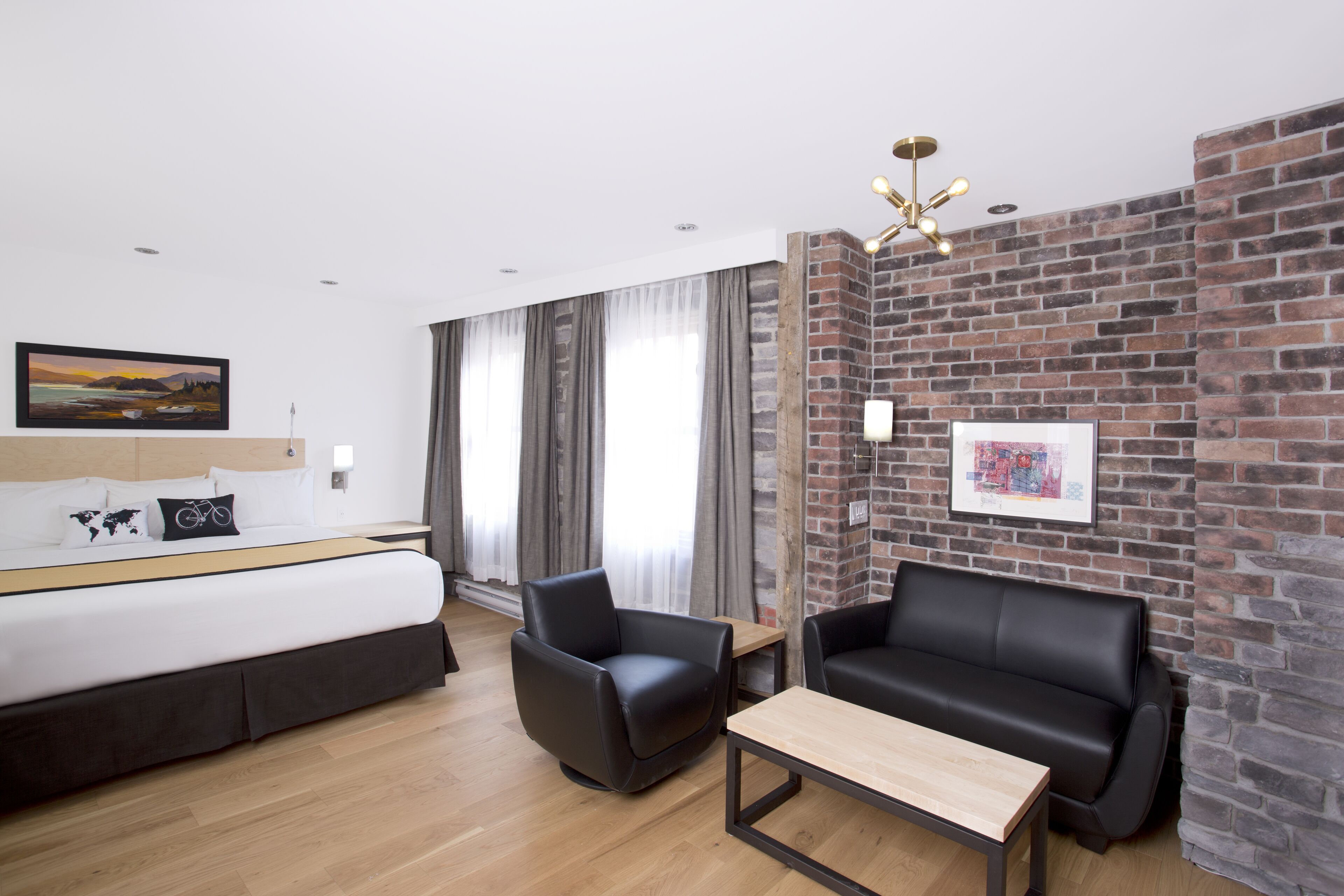 Deluxe King - One King Bed | 高档床上用品、加厚床垫、客房内保险箱、遮光窗帘