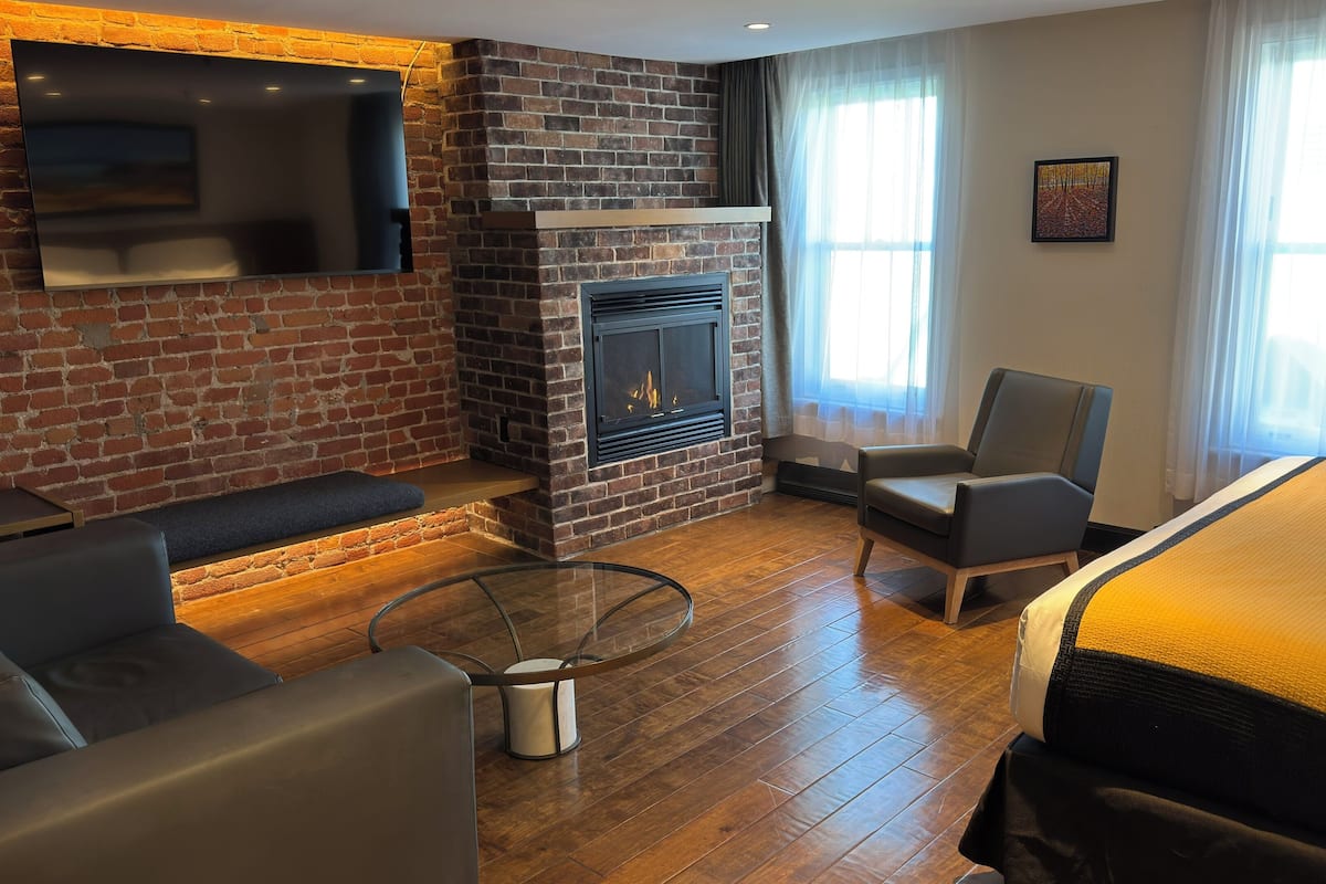 Deluxe Room, 1 King Bed, Fireplace | Premium bedding, pillow-top beds, in-room safe, blackout curtains