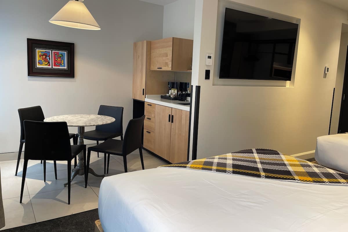 Comfort Room, 2 Queen Beds, Kitchenette