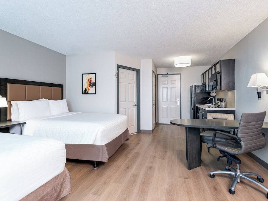 Premium bedding, in-room safe, desk, laptop workspace