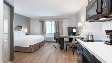 Ropa de cama de alta calidad y caja de seguridad en la habitación