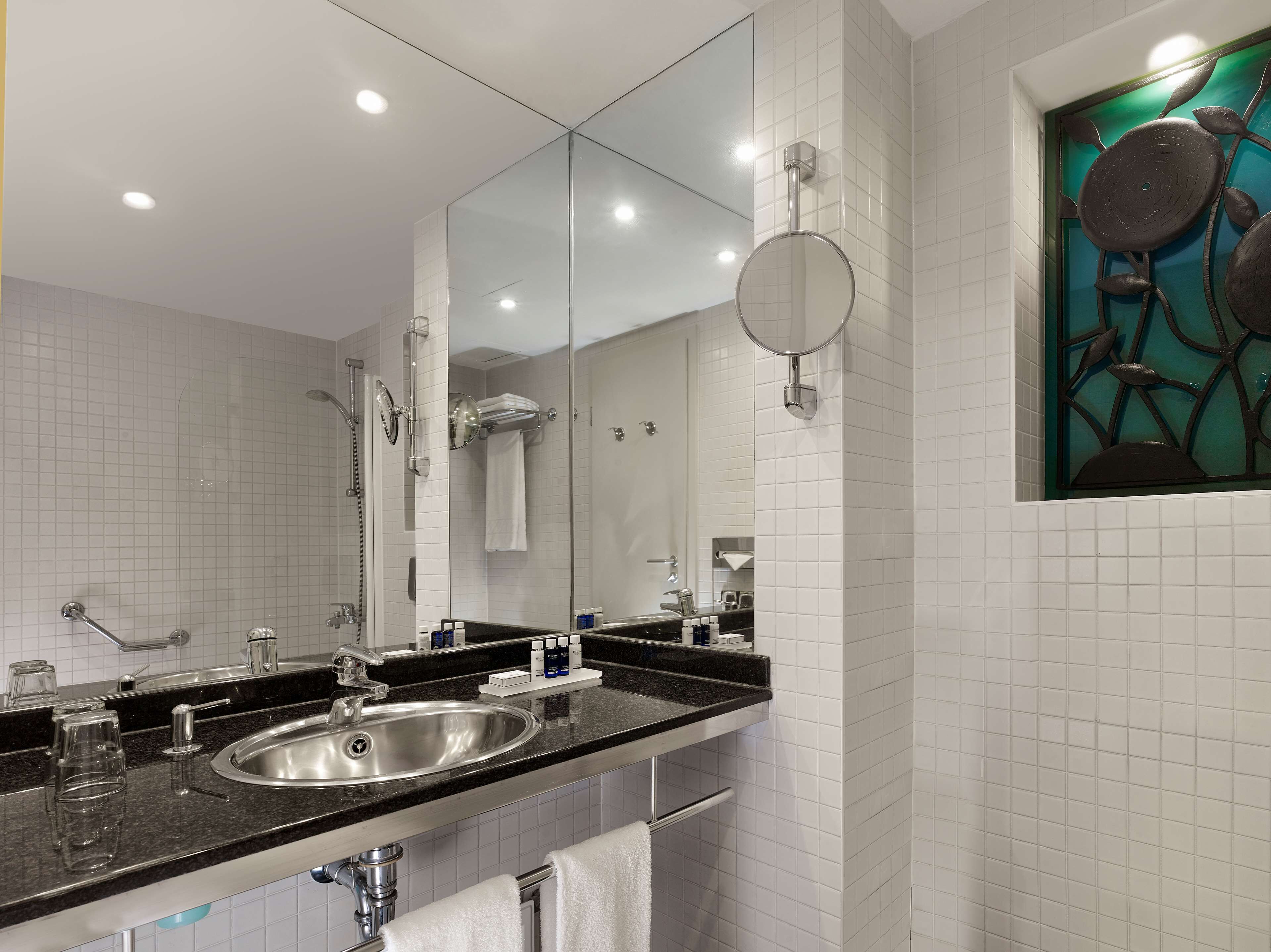 combined shower/bathtub, rainfall showerhead, free toiletries