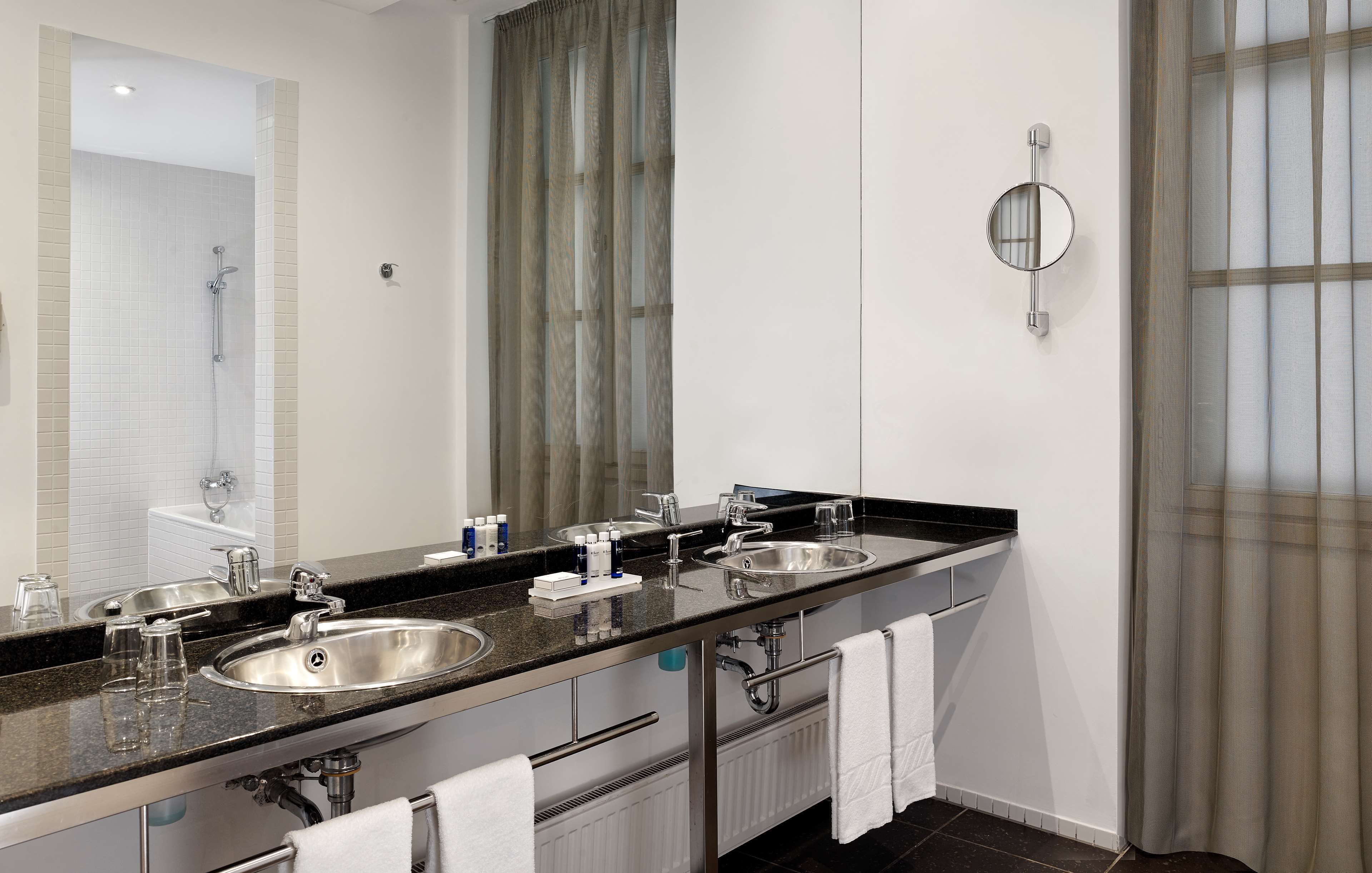 combined shower/bathtub, rainfall showerhead, free toiletries