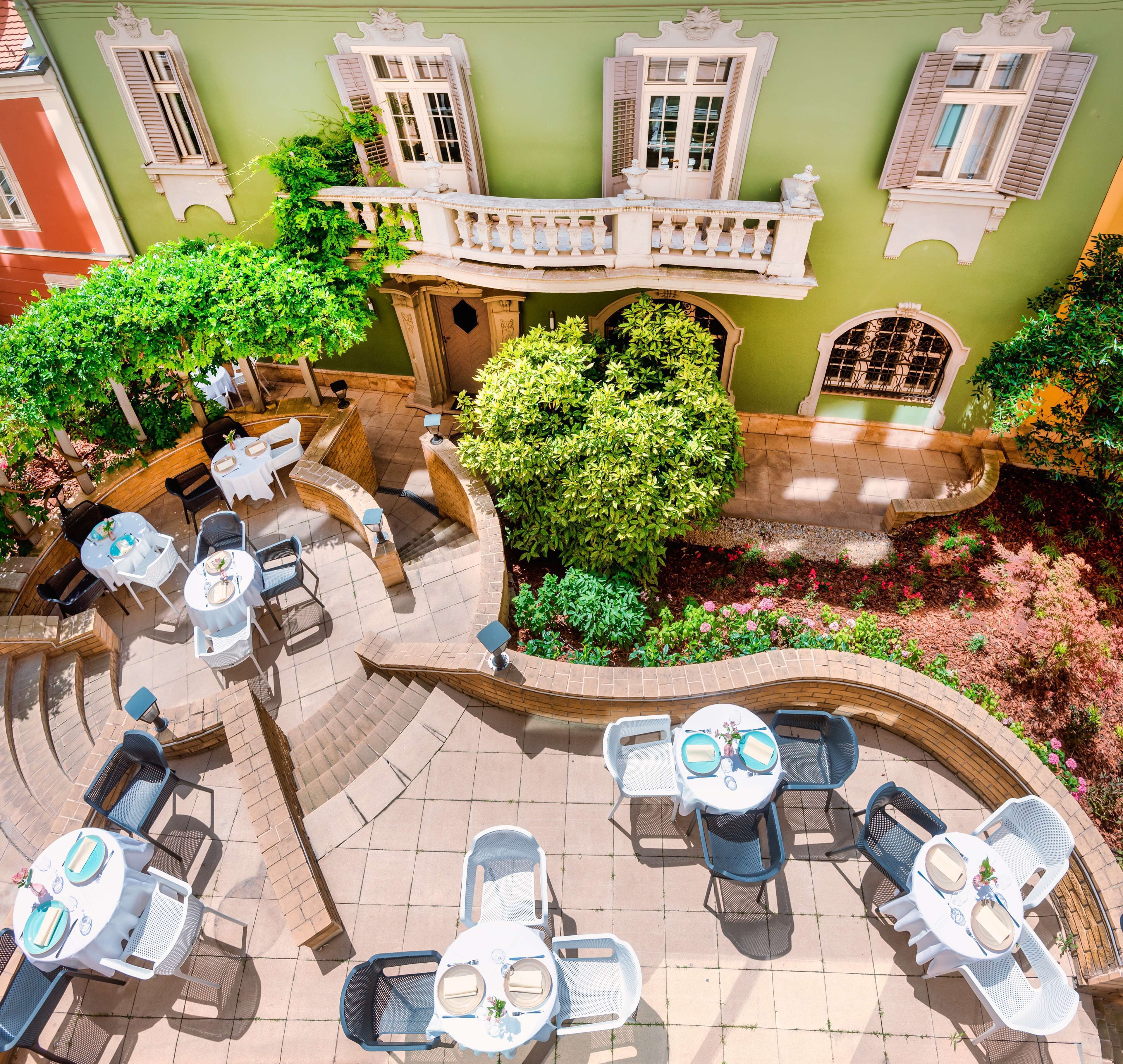 Suite, 1 Bedroom, Courtyard View (1 King) | Property amenity