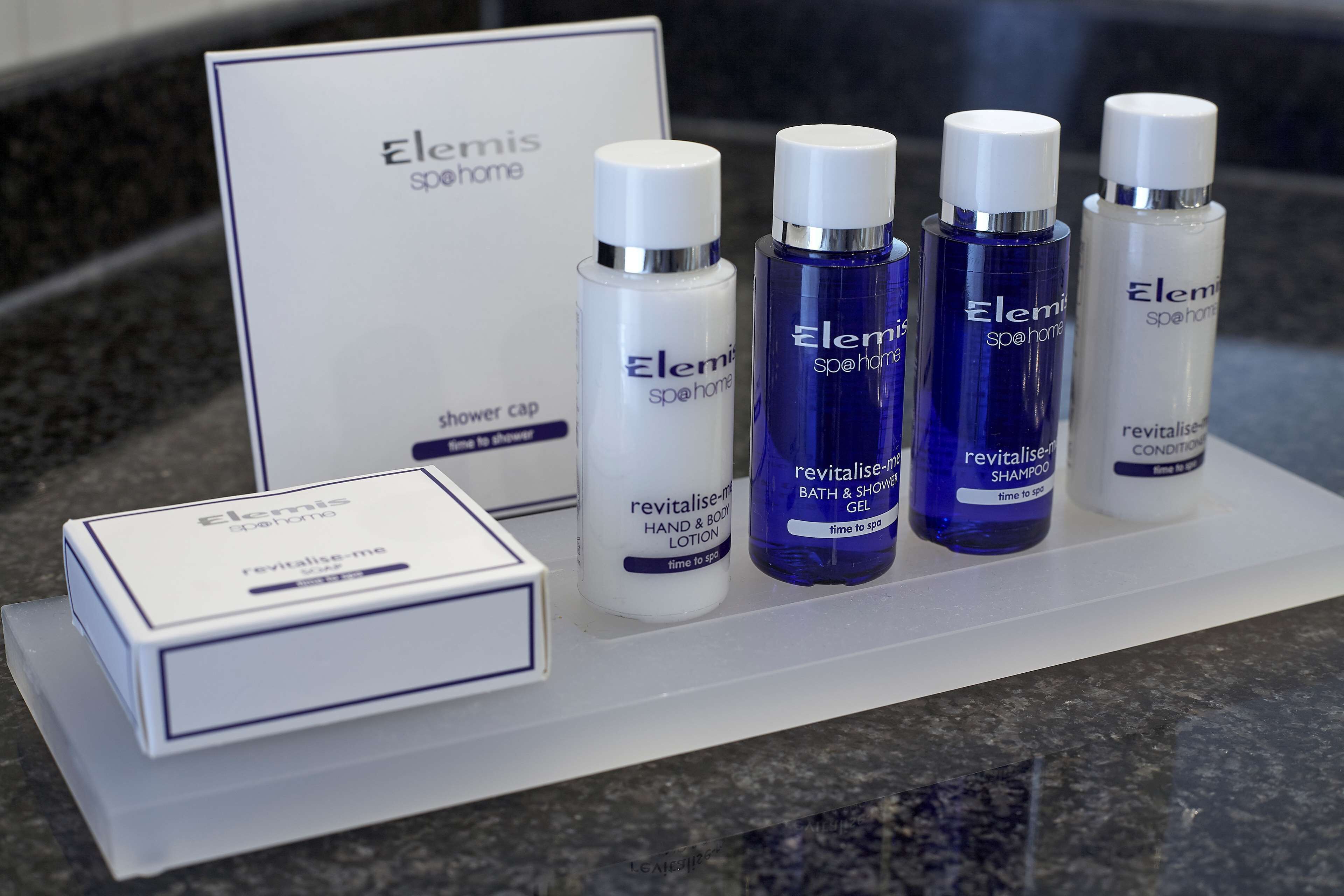 combined shower/bathtub, rainfall showerhead, free toiletries