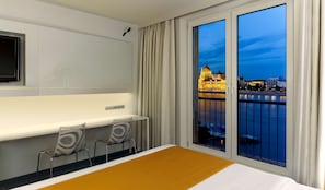 Minibar, coffres-forts dans les chambres, bureau