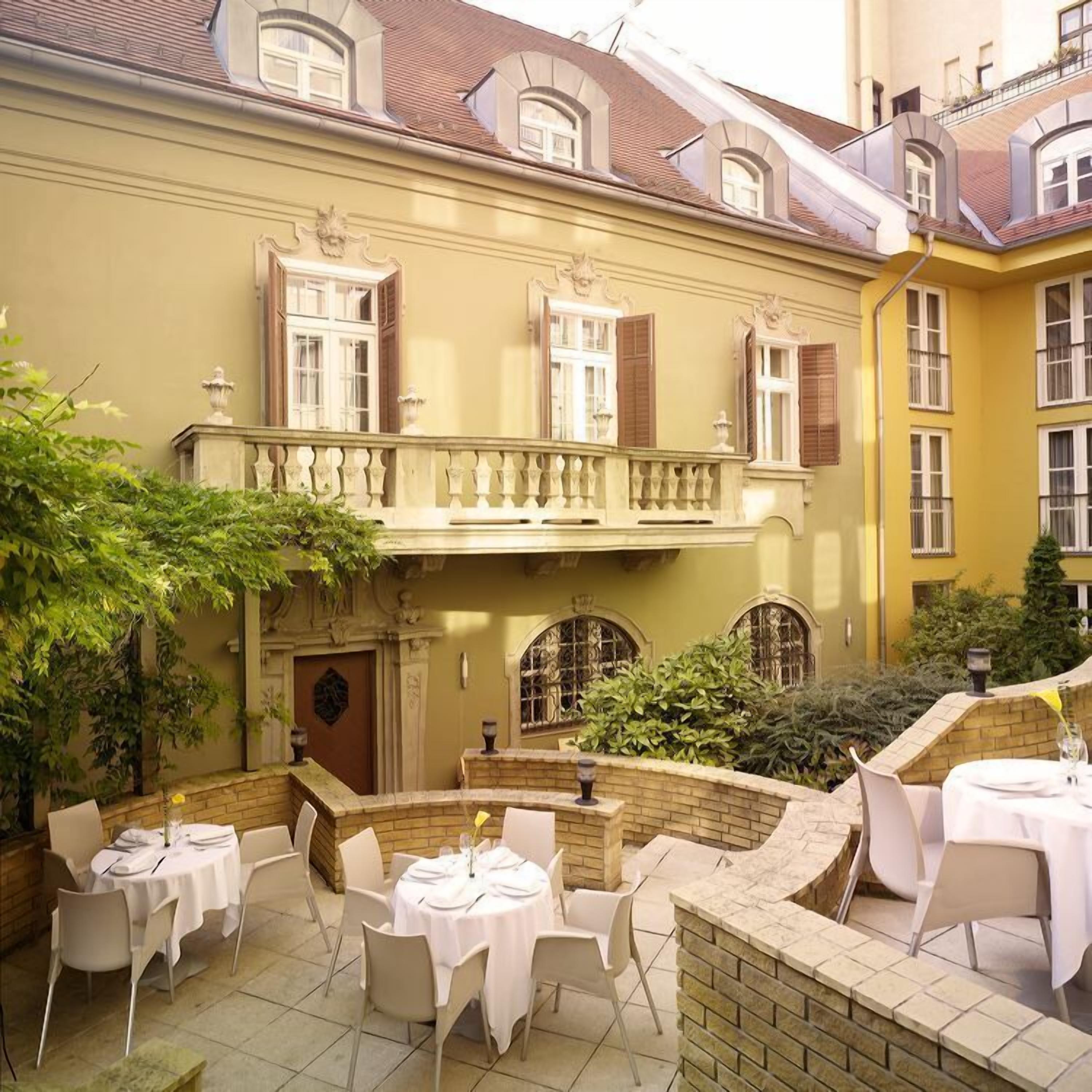 suite, 1 bedroom, courtyard view (1 king) | minibar, in-room safe, desk, laptop workspace