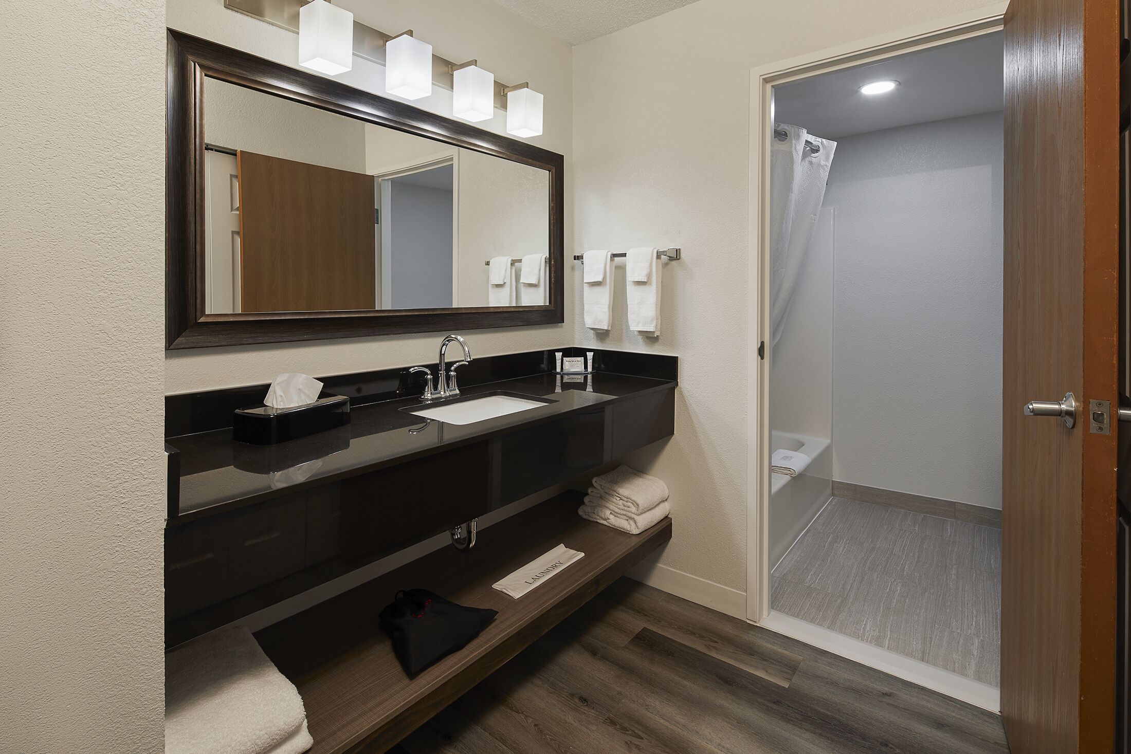 Ducha y bañera combinadas y artículos de higiene personal gratuitos