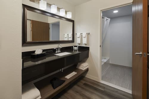Ensemble douche/baignoire, articles de toilette gratuits, sèche-cheveux