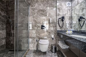 Chambre Standard, 1 très grand lit, non-fumeur | Salle de bain | Douche, articles de toilette (gratuits), séchoir à cheveux, peignoirs