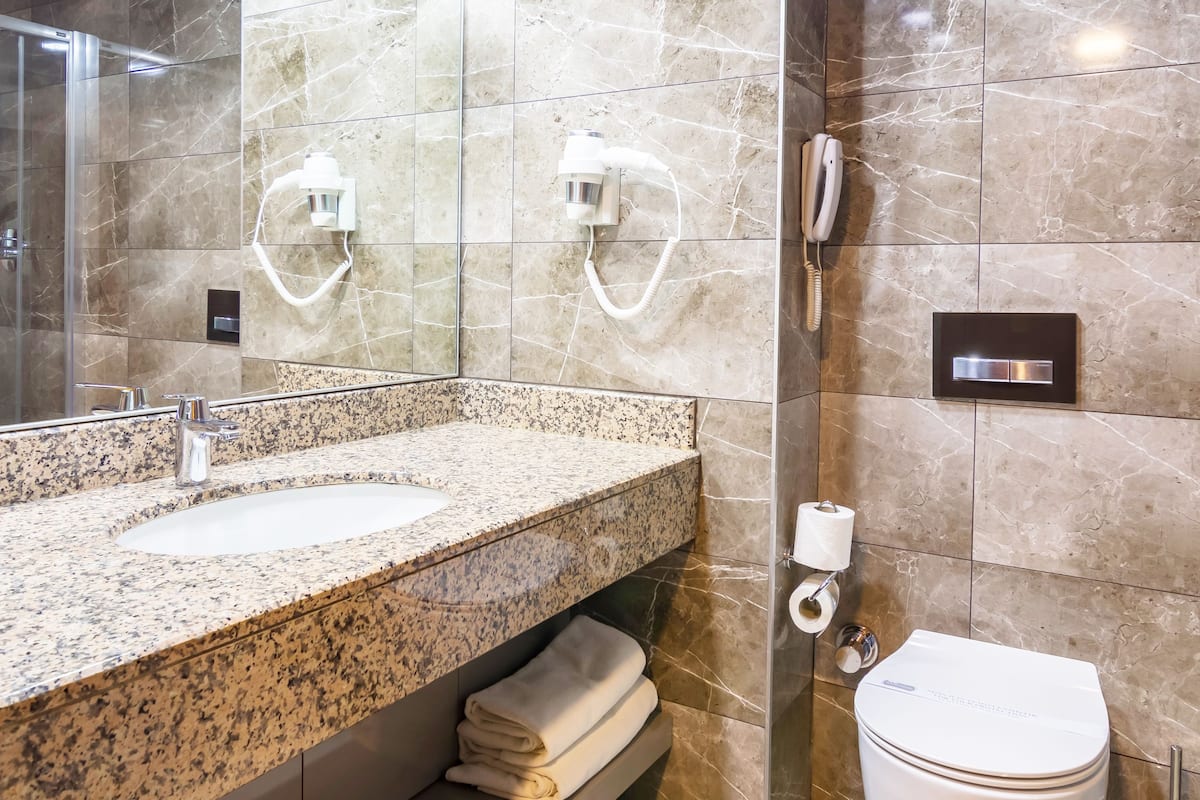 Premium-sengetøj, minibar, pengeskab på værelset, lydisolering