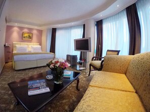 Suite exclusive, 1 grand lit, vue sur la ville | Literie de qualité, minibar, coffre-fort, fer et planche à repasser