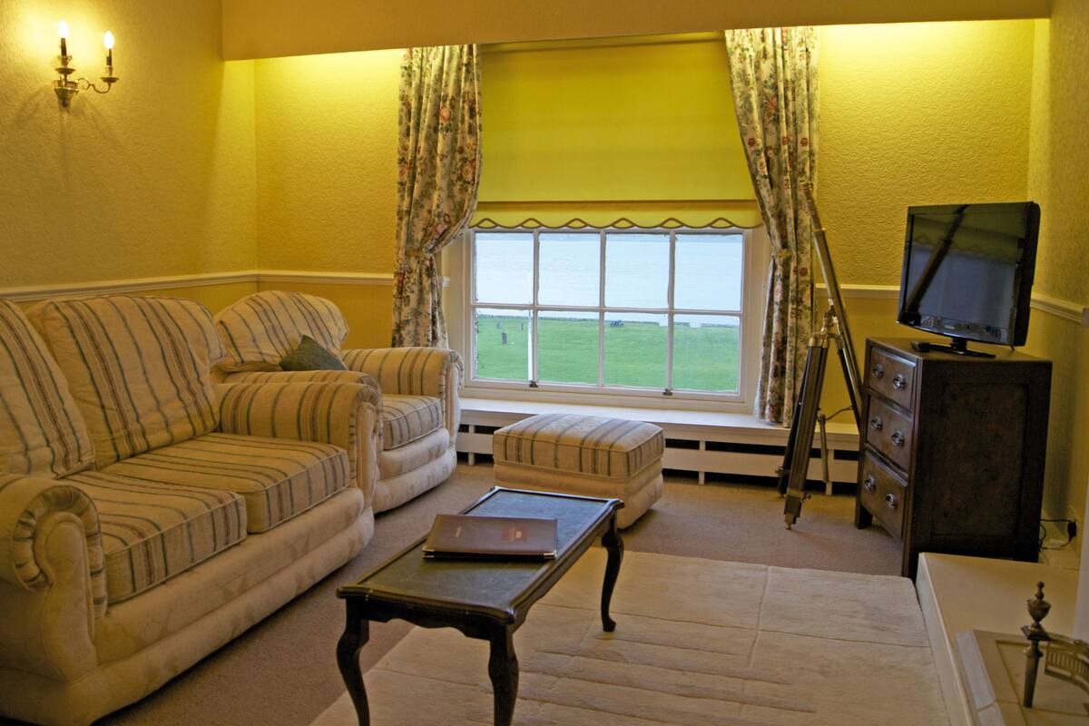 1 bedroom, individually decorated, individually furnished, desk