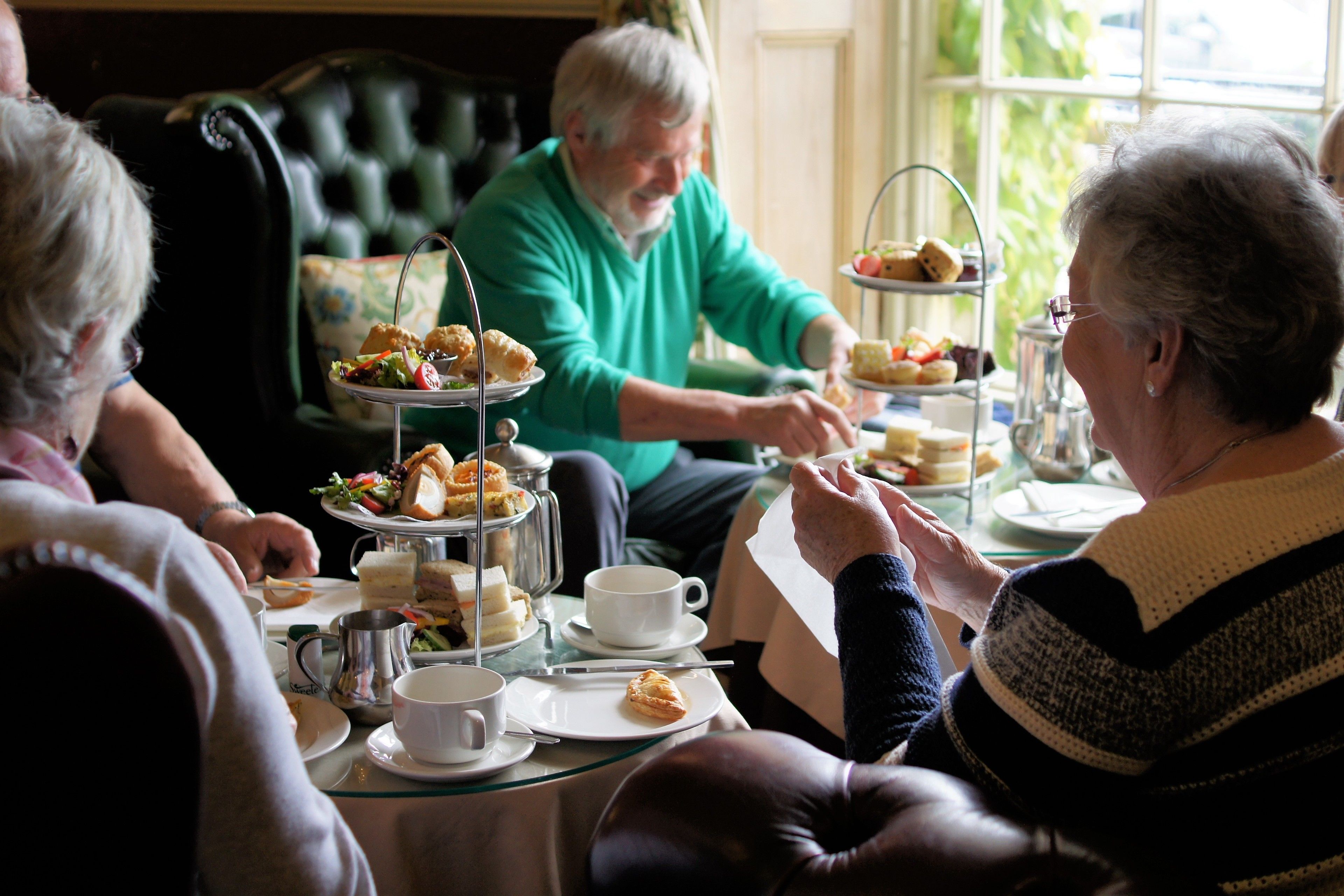 beach views, serves breakfast and dinner