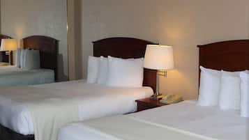 Family Room | Desk, laptop workspace, blackout drapes, free WiFi