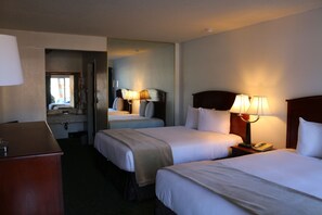 2 Queen Beds Non Smoking (No Pets Allowed) | Escritorio, espacio para trabajar con laptop y cortinas blackout 
