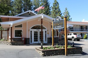 A building with a sign reading "Blue Lake Inn at Tahoe." - Bluelake Inn at Tahoe (South Lake Tahoe)