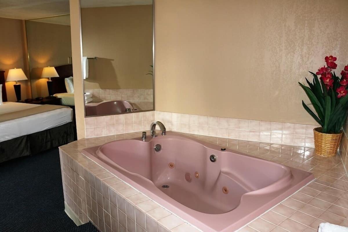 Chambre Standard, 1 trĂšs grand lit, bain Ă remous (No Pets Allowed)